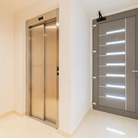 Reina ヴィラ マカルスカ