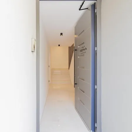 Reina ヴィラ マカルスカ