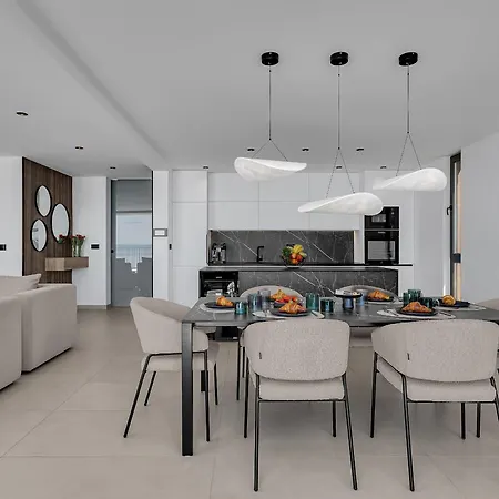 Reina Villa