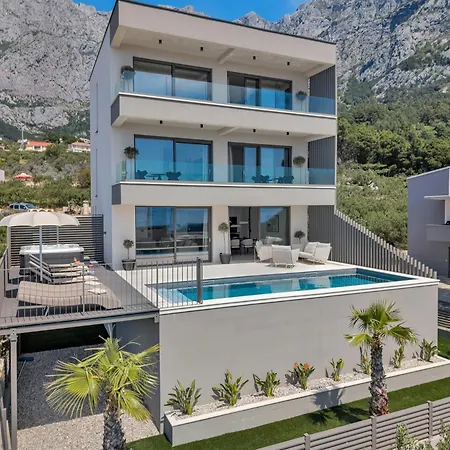 Reina Villa