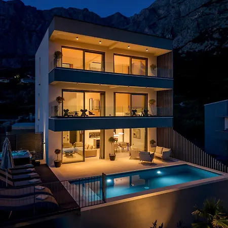 Reina Villa *