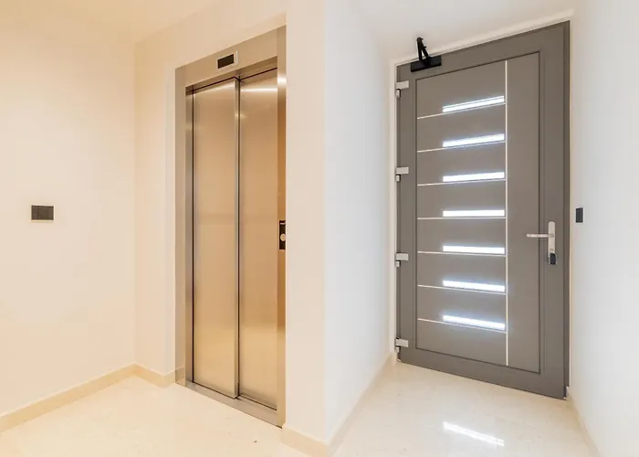 Reina Βίλα Μακάρσκα