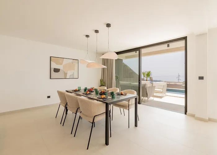 Reina Βίλα Μακάρσκα