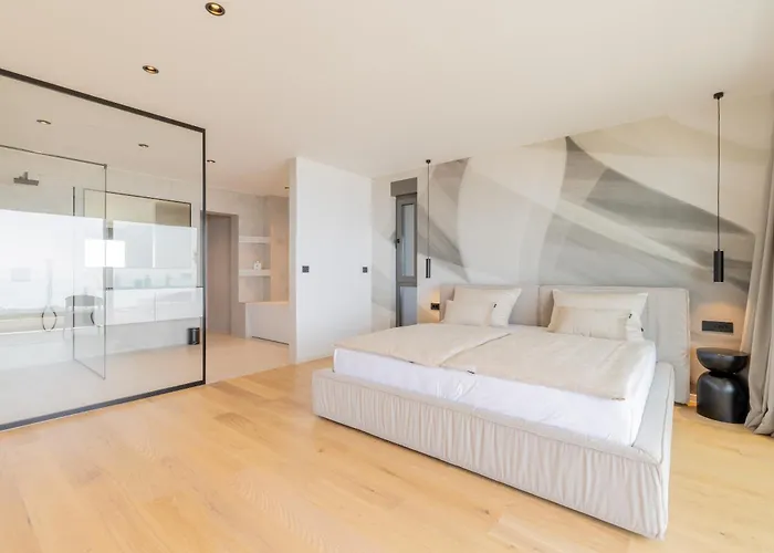 Reina Βίλα Μακάρσκα