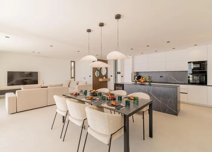 Reina Βίλα Μακάρσκα