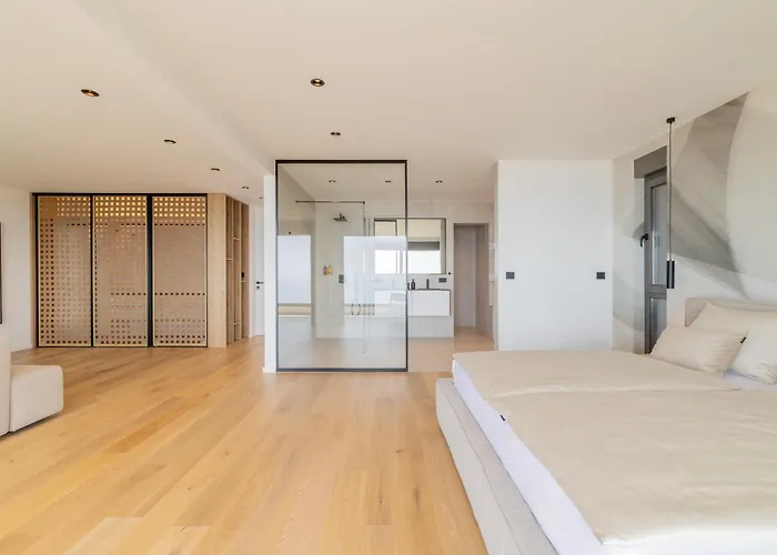 Reina * Μακάρσκα