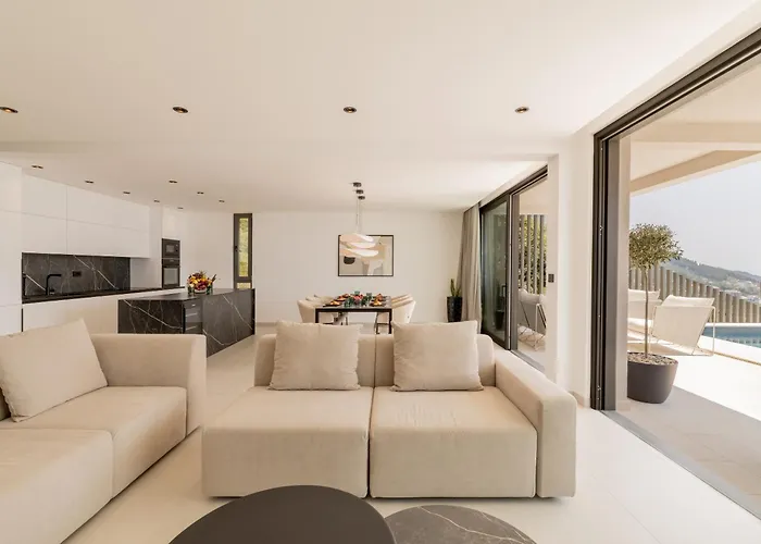 Reina Βίλα Μακάρσκα